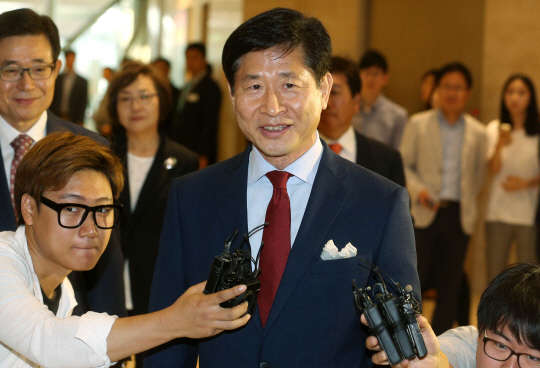 취재진 질문에 답하는 윤주화 제일모직 패션부문 사장  17일 오전 서울 중구 태평로 2가 삼성생명 빌딩에서 열린 제일모직 임시 주주총회에서 의장인 윤주화 제일모직 패션부문 사장이 입장하며 취재진 질문에 답하고 있다. 이날 총회에서 삼성물산과의 합병계약서 승인의 건은 만장일치로 통과됐다.